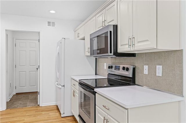 5021 NW Flintridge Road, Riverside, MO 64150