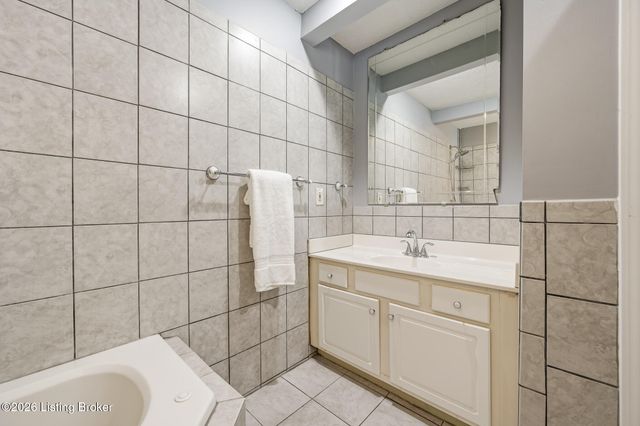 7016 Chippenham Rd, Louisville, KY 40222