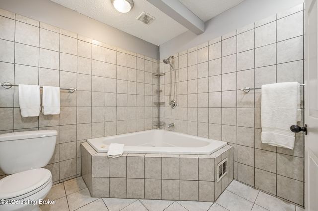 7016 Chippenham Rd, Louisville, KY 40222