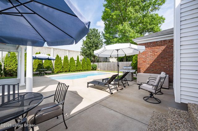 7016 Chippenham Rd, Louisville, KY 40222