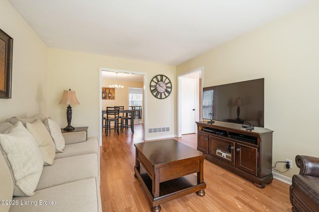 7016 Chippenham Rd, Louisville, KY 40222