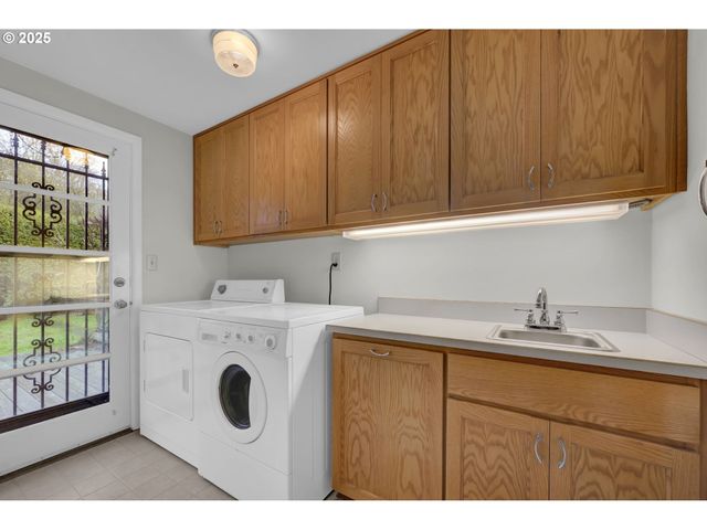 1665 EVERGREEN Dr, Eugene, OR 97404