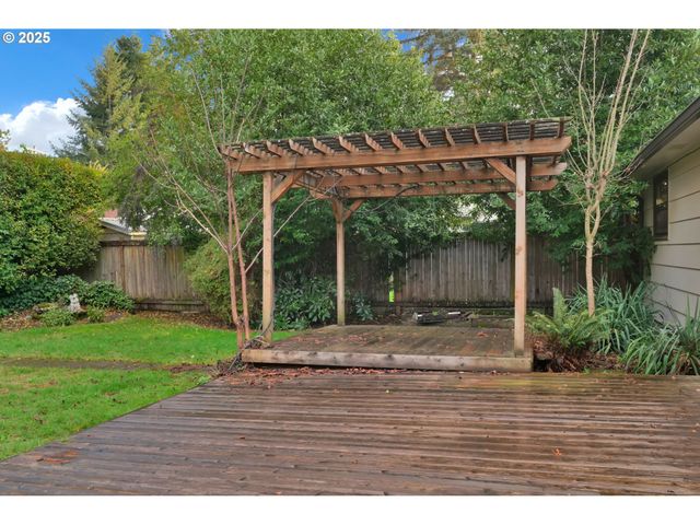 1665 EVERGREEN Dr, Eugene, OR 97404