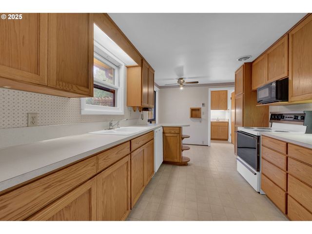 1665 EVERGREEN Dr, Eugene, OR 97404