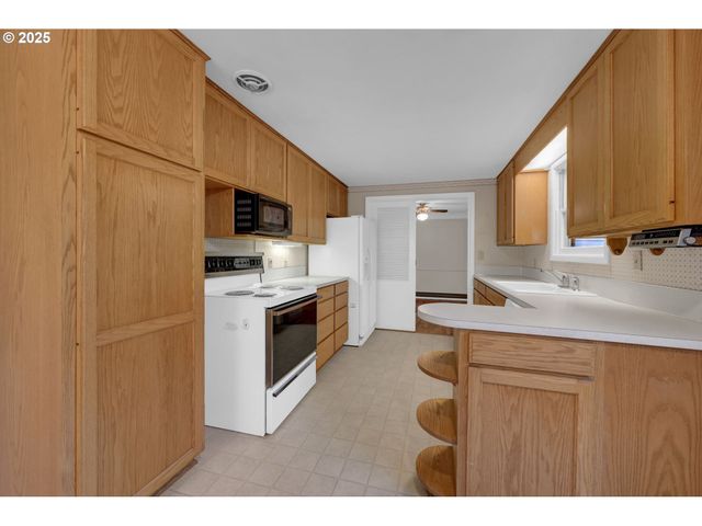 1665 EVERGREEN Dr, Eugene, OR 97404