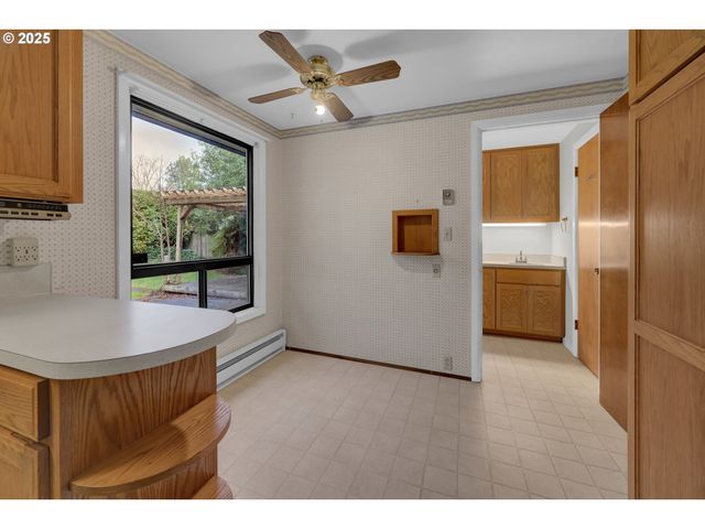 1665 EVERGREEN Dr, Eugene, OR 97404