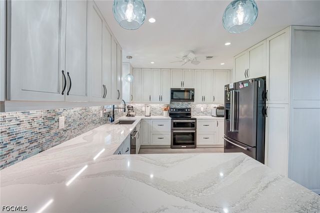 2471 AVOCADO ST, St James City, FL 33956