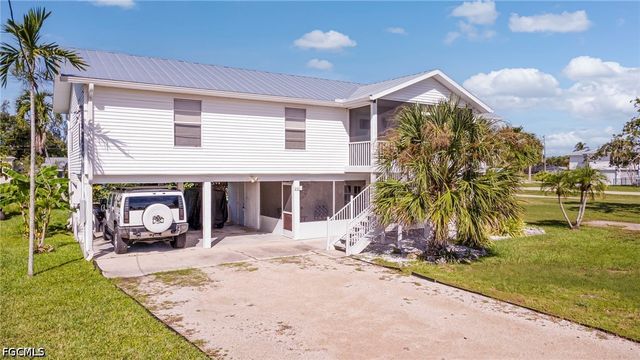 2471 AVOCADO ST, St James City, FL 33956