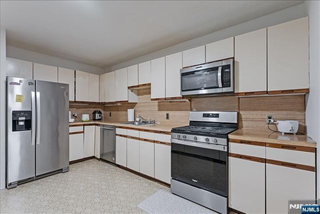 31 Lockley Court, Wayne, NJ 07470