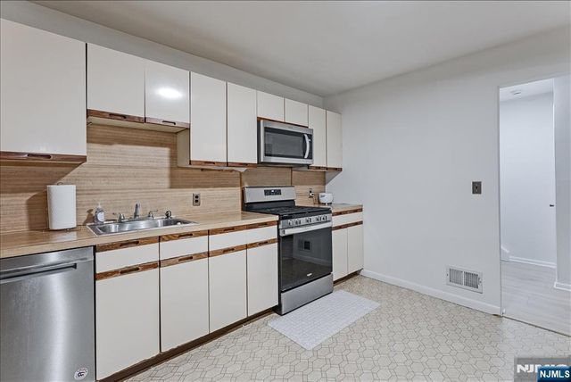 31 Lockley Court, Wayne, NJ 07470
