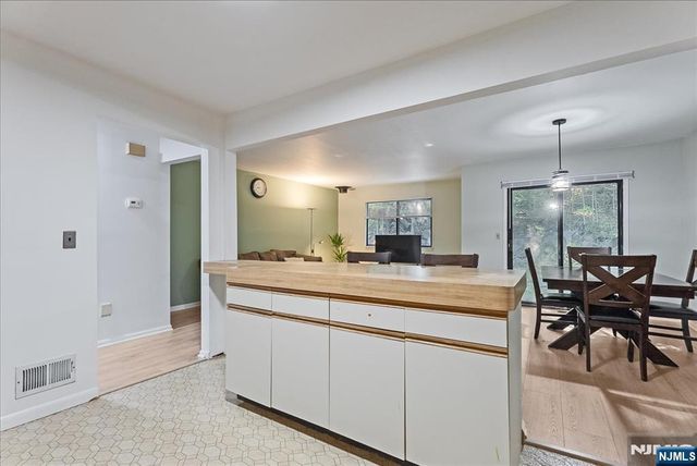 31 Lockley Court, Wayne, NJ 07470
