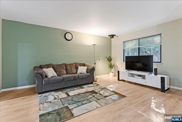 31 Lockley Court, Wayne, NJ 07470