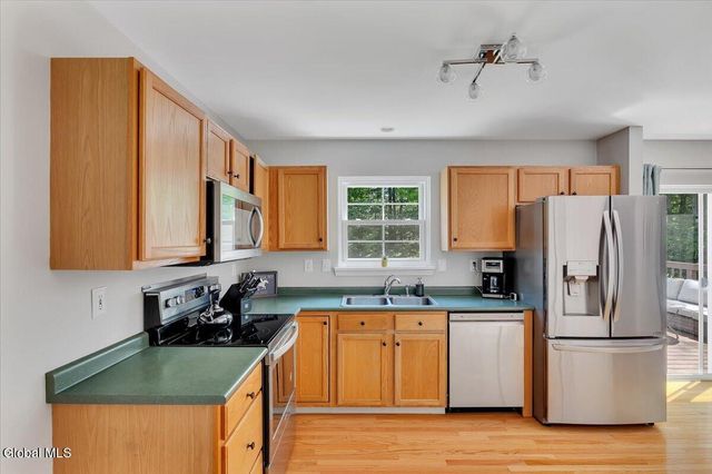 4 Kiliaen Way, Halfmoon, NY 12065