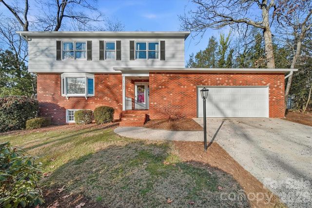 1347 10th Street Drive NW, Hickory, NC 28601
