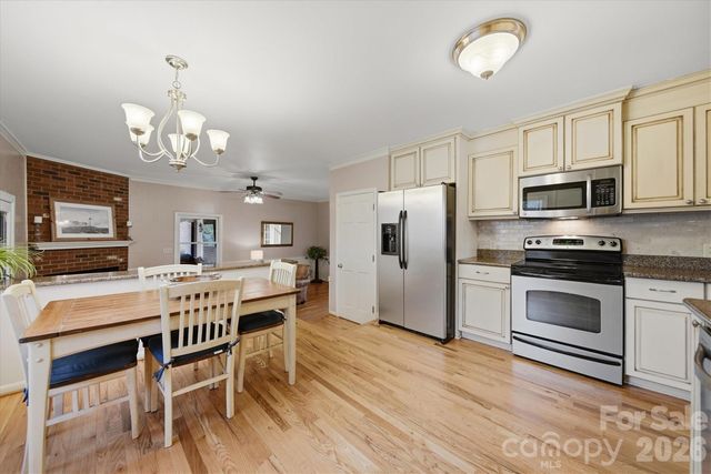 1347 10th Street Drive NW, Hickory, NC 28601