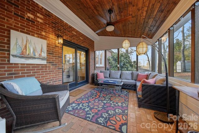 1347 10th Street Drive NW, Hickory, NC 28601