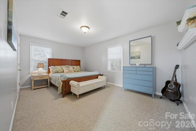 1347 10th Street Drive NW, Hickory, NC 28601