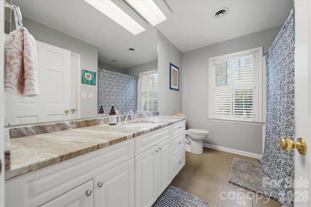 1347 10th Street Drive NW, Hickory, NC 28601