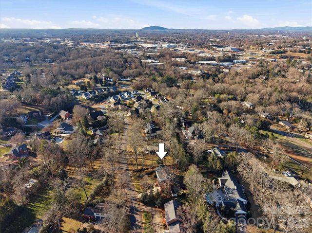 1347 10th Street Drive NW, Hickory, NC 28601