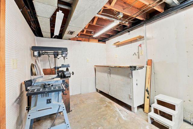 9504 Manor Woods Road, Fort Wayne, IN 46804