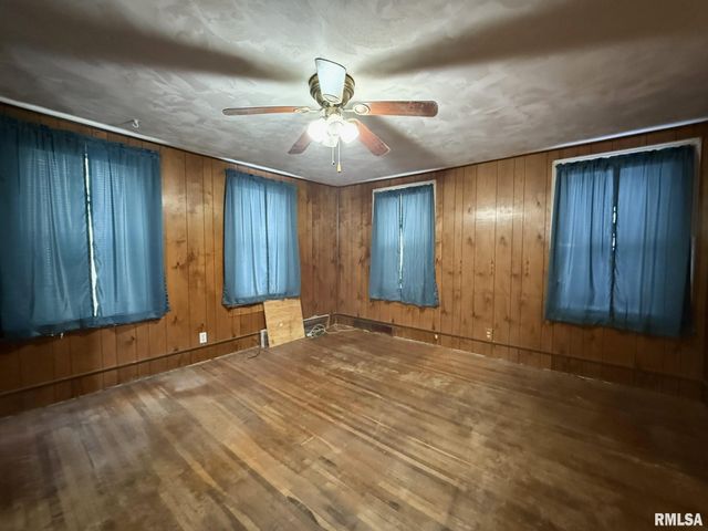 22 Knox Rd 1800 N, Galesburg, IL 61401