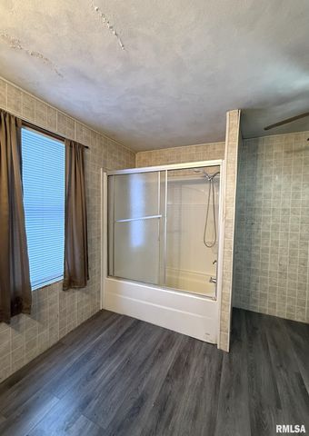 22 Knox Rd 1800 N, Galesburg, IL 61401