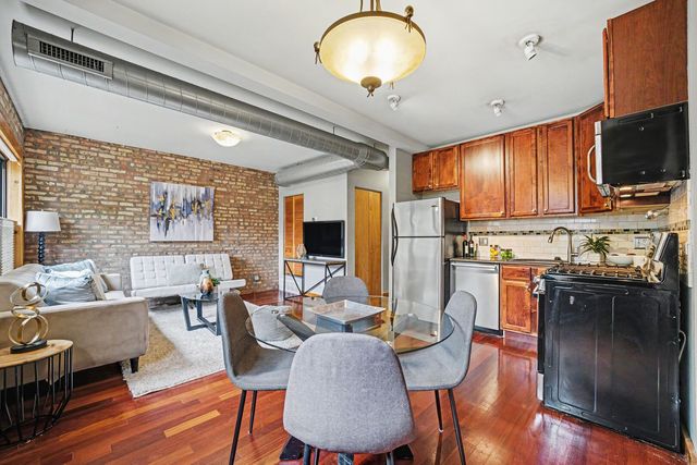 1249 W Roscoe Street 1, Chicago, IL 60657