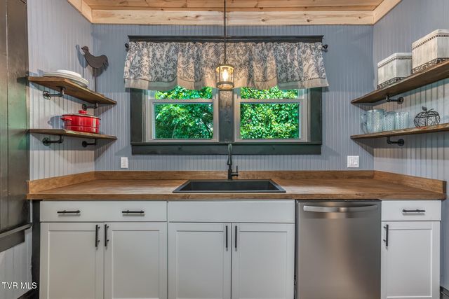 1208 Bluff City Highway, Bristol, TN 37620