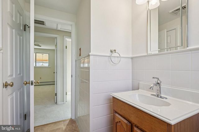 833 VALLEY RD, Warminster, PA 18974