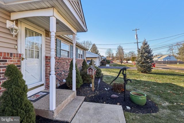 833 VALLEY RD, Warminster, PA 18974