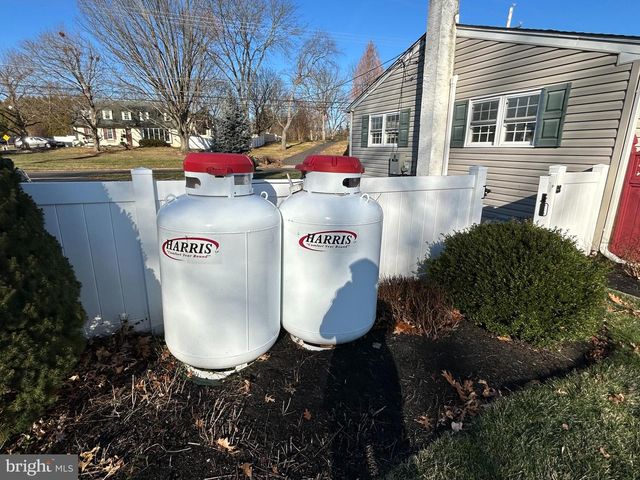 833 VALLEY RD, Warminster, PA 18974