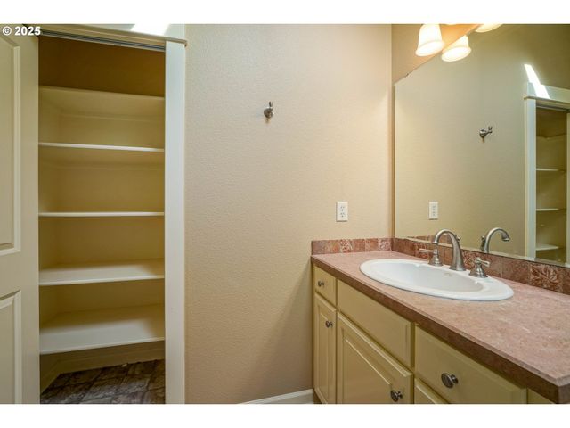 736 Se SAINT ANDREWS Ln, Dallas, OR 97338