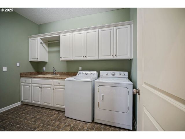 736 Se SAINT ANDREWS Ln, Dallas, OR 97338