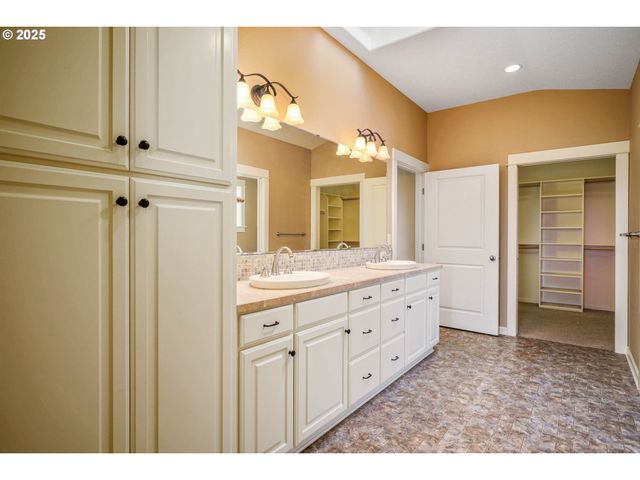 736 Se SAINT ANDREWS Ln, Dallas, OR 97338