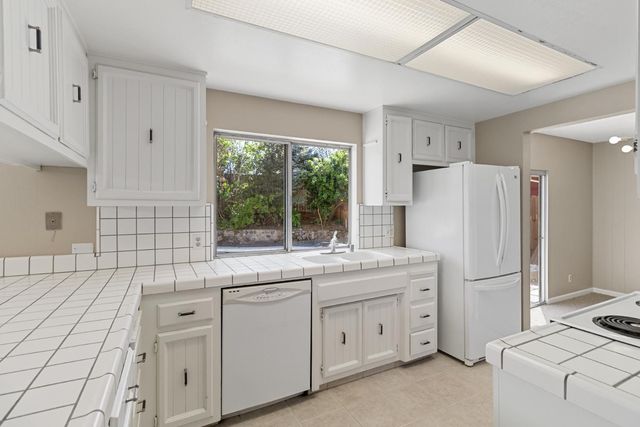 1027 Charleston Cir, Roseville, CA 95661