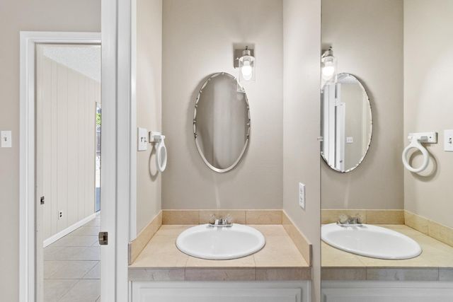 1027 Charleston Cir, Roseville, CA 95661