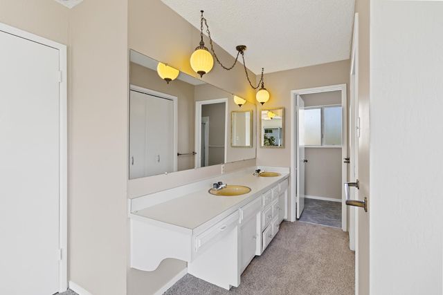 1027 Charleston Cir, Roseville, CA 95661