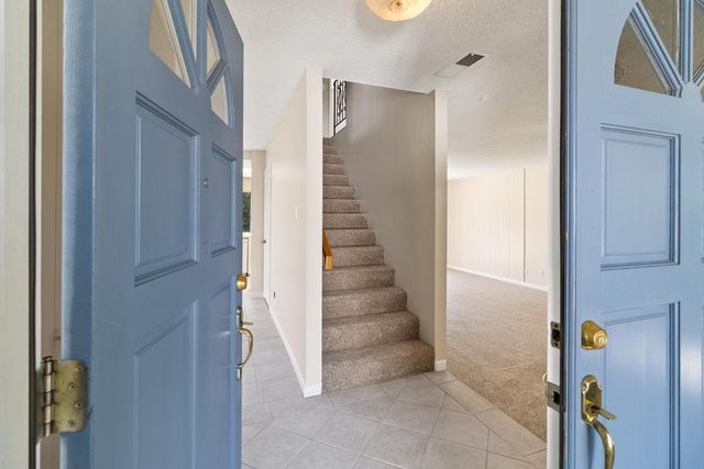 1027 Charleston Cir, Roseville, CA 95661