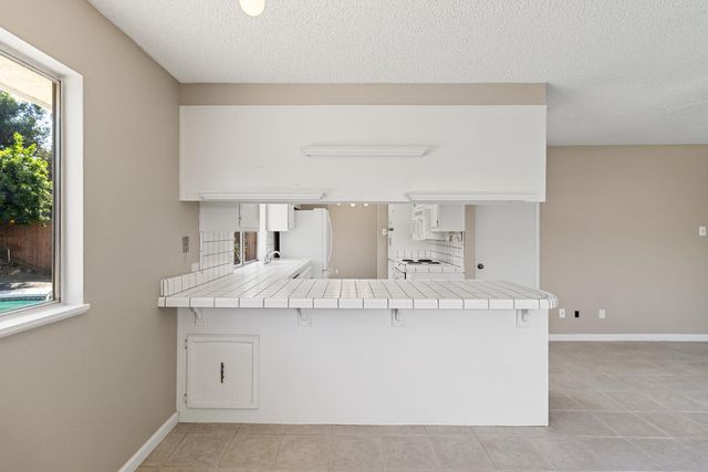 1027 Charleston Cir, Roseville, CA 95661