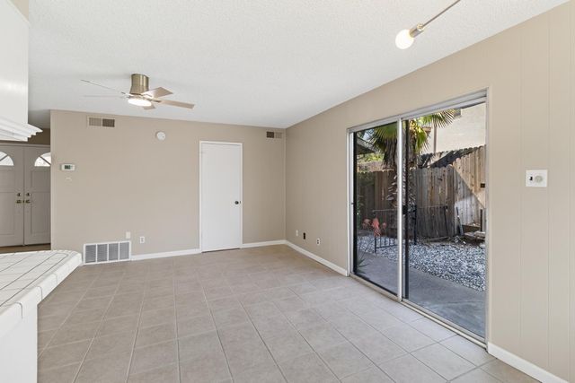 1027 Charleston Cir, Roseville, CA 95661