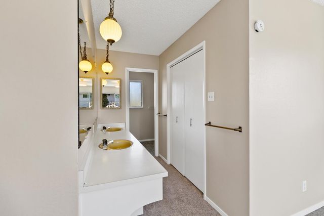 1027 Charleston Cir, Roseville, CA 95661