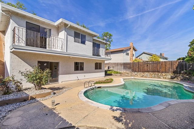 1027 Charleston Cir, Roseville, CA 95661