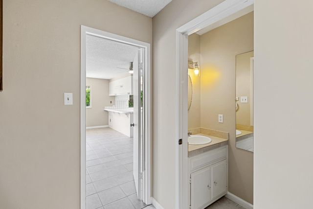 1027 Charleston Cir, Roseville, CA 95661