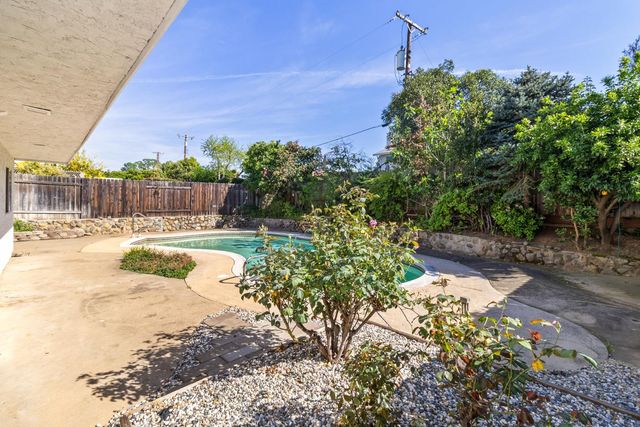 1027 Charleston Cir, Roseville, CA 95661