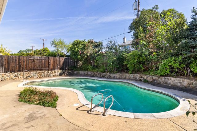 1027 Charleston Cir, Roseville, CA 95661