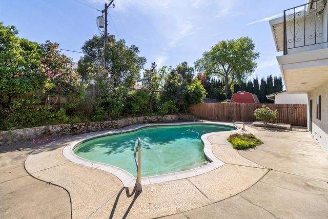 1027 Charleston Cir, Roseville, CA 95661