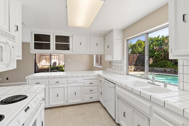 1027 Charleston Cir, Roseville, CA 95661