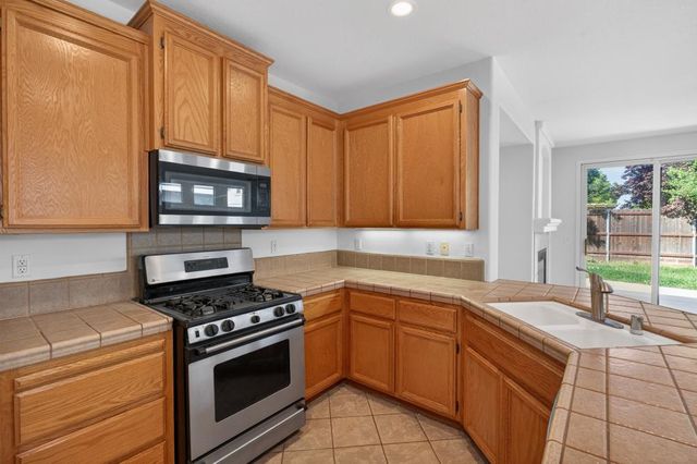 9666 Iris Meadow Way, Elk Grove, CA 95757