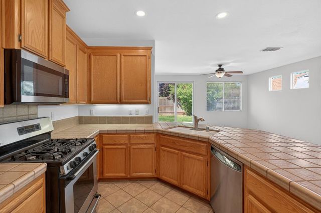 9666 Iris Meadow Way, Elk Grove, CA 95757