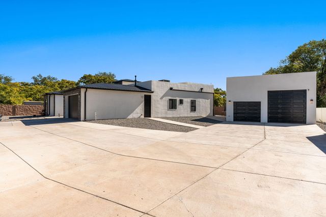 328 Camino Siete Road SW, Albuquerque, NM 87105